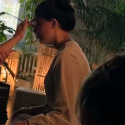 Erika Stalder | ganzheitlicher yoga Hände zeigen ein Mudra und halten eine Blüte