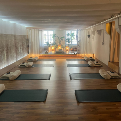 Erika Stalder | ganzheitlicher yoga Sitzende Frau mit einem geöffneten Heft, hält ein Stift in der Hand und schreibt