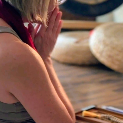 Erika Stalder | ganzheitlicher yoga Frau praktiziert in der grünen Natur die Kobra Pose